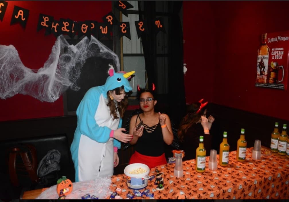 Nuit D'halloween. Costume De Vacances Halloween. Barman Make Cocktail Pour  Halloween Party. Homme Mature Magicien En Chapeau Sorci Photo stock - Image  du concept, mûr: 235335898